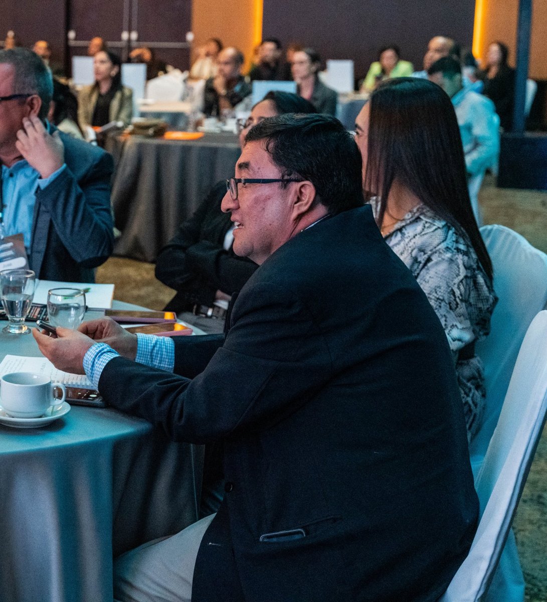 Asistentes en su mesa durante un evento con Hermes Ruiz